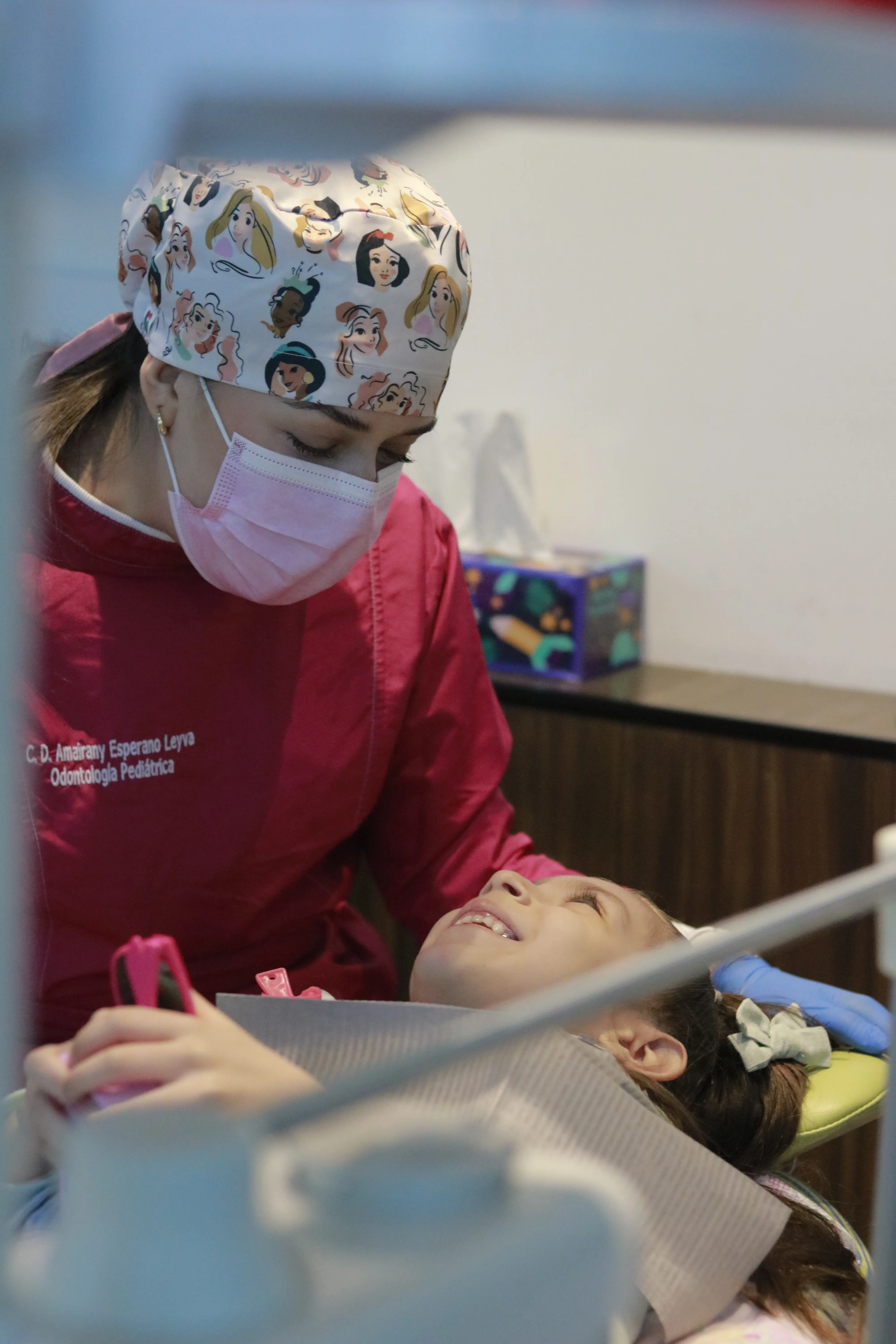 Equipo odontopediátrico con niños